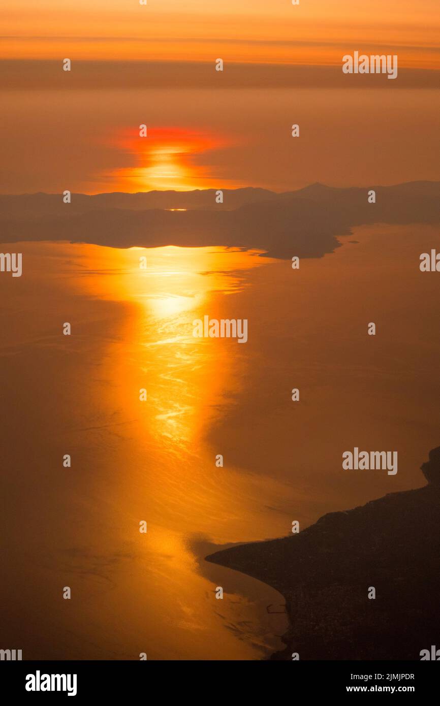 Coucher de soleil aérien, lever de soleil sur les montagnes Banque D'Images