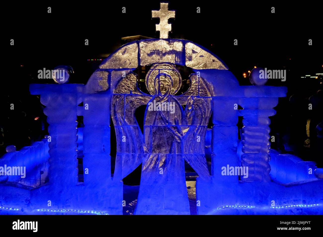 Sculpture sur glace.Ange avec ailes.La Fête de l'Epiphanie.Les gens se baignent dans le trou de glace. Banque D'Images