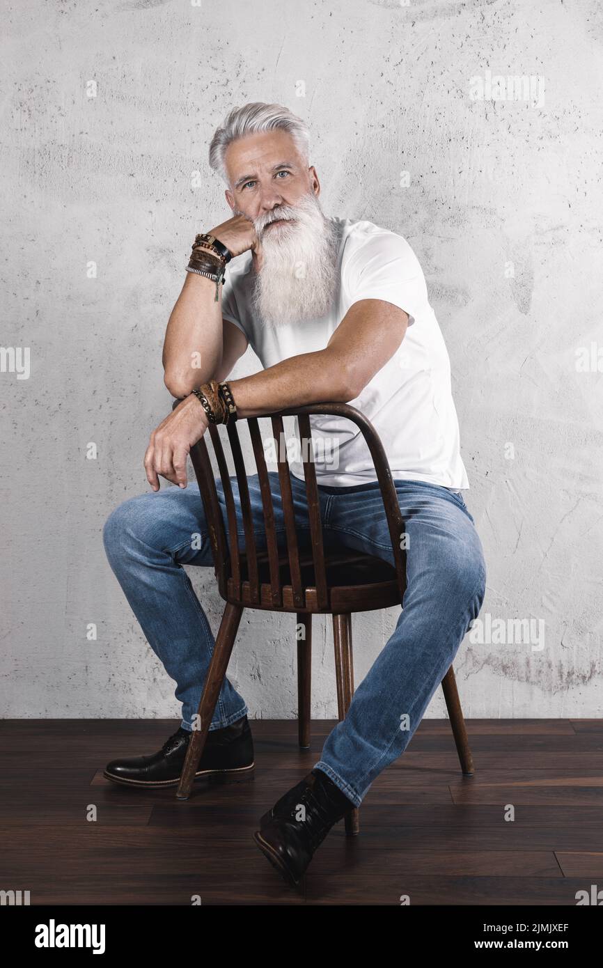 Beau barbu homme senior posant en studio Banque D'Images