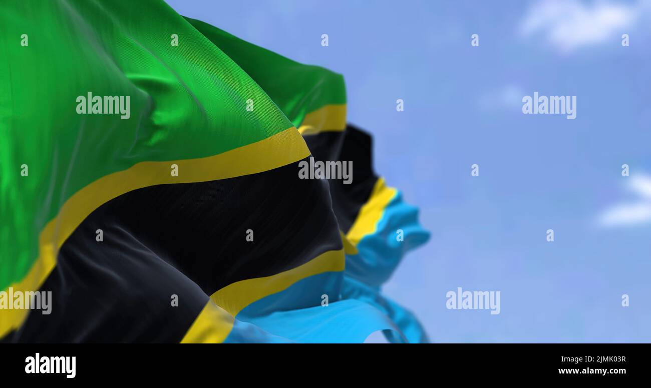 Détail du drapeau national de la Tanzanie qui agite dans le vent par temps clair. Banque D'Images