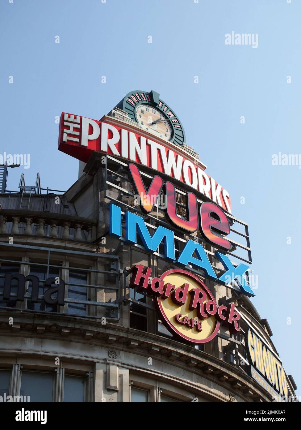 Des panneaux indiquent des horloges sur le bâtiment printworks et le complexe de divertissement dans le centre-ville de manchester Banque D'Images