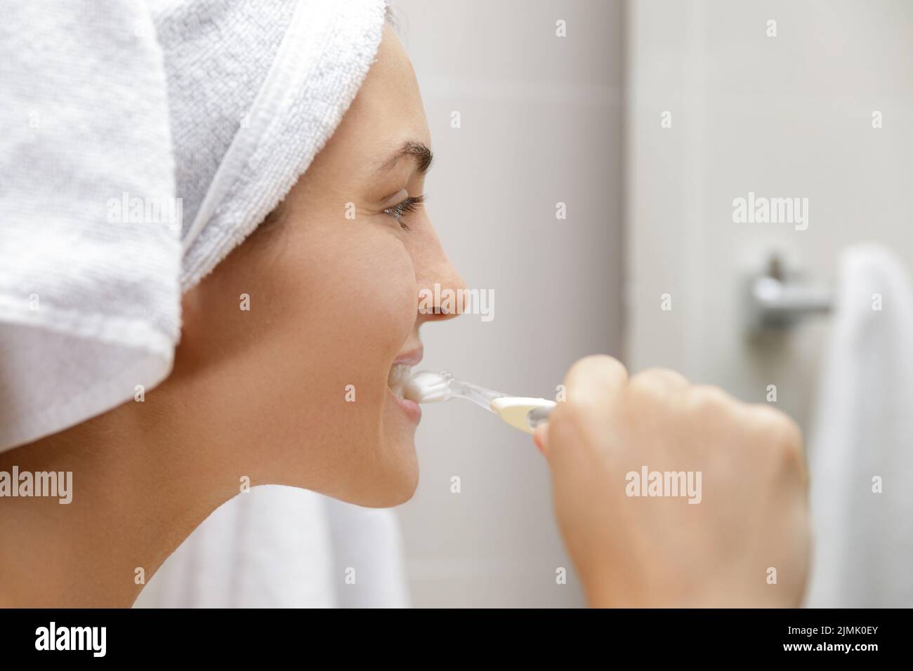 Femme au cours de sa routine quotidienne de brossage des dents Banque D'Images