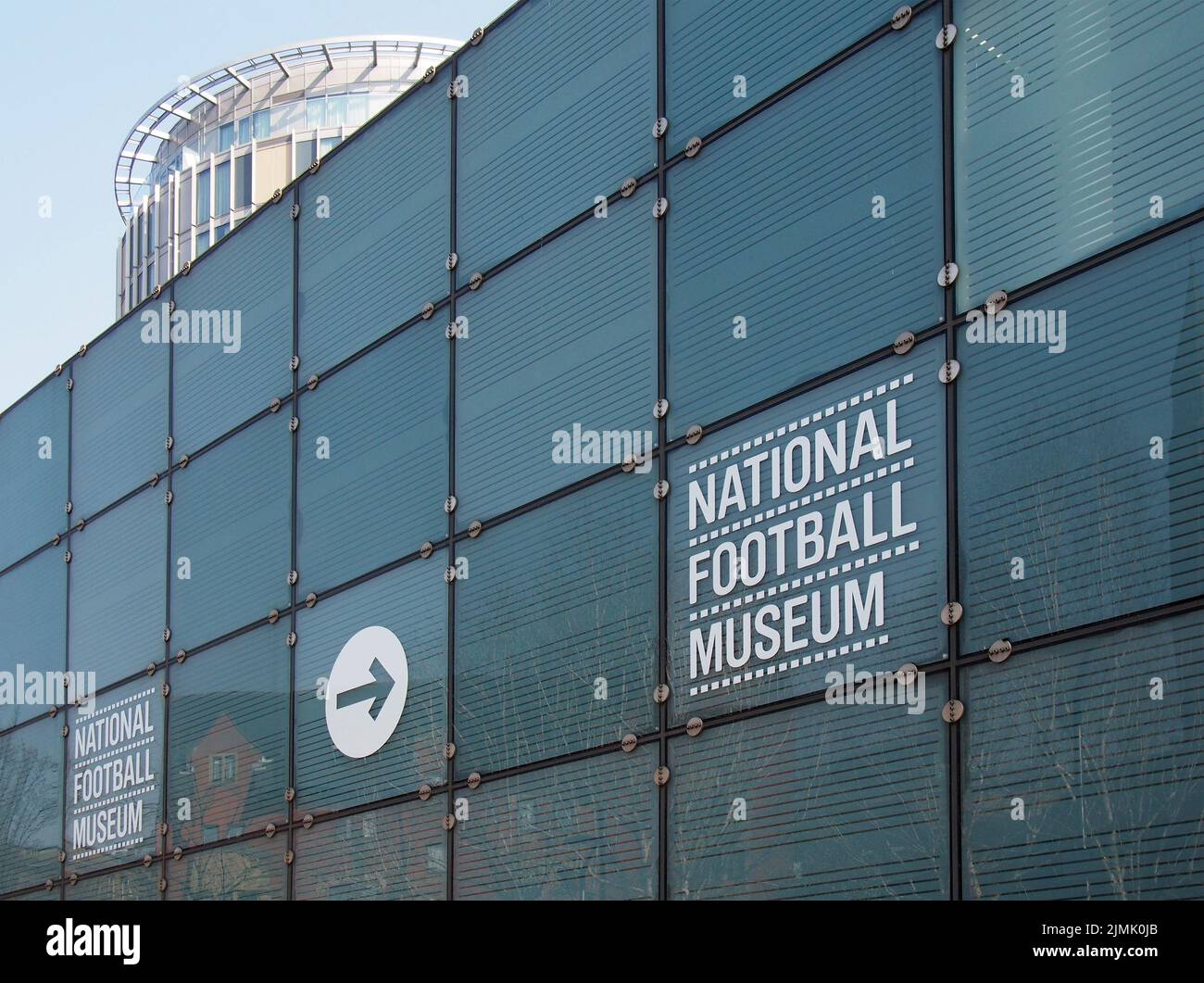 Panneaux sur les fenêtres du musée national du football dans le centre-ville de manchester Banque D'Images
