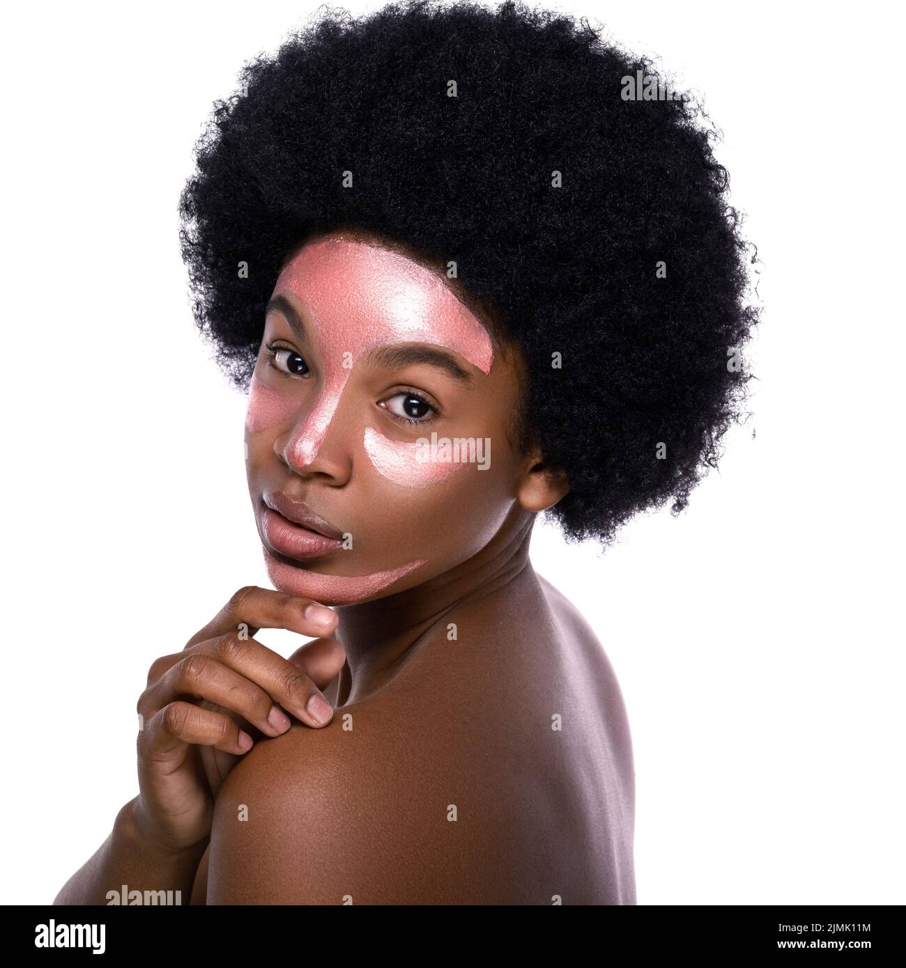 Jeune femme africaine avec un masque purifiant sur son visage Banque D'Images
