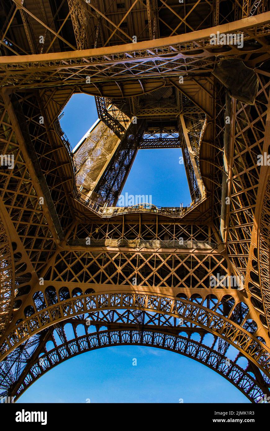 La Tour Eiffel et le ciel bleu (Paris, France) Banque D'Images