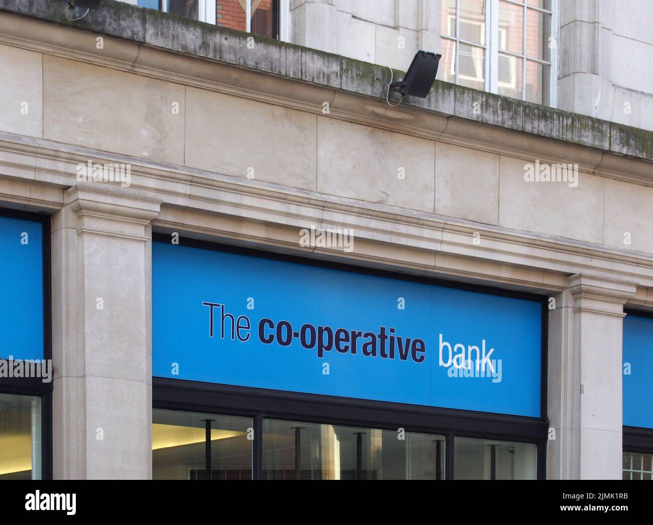 Panneau au-dessus de l'entrée d'une banque coopérative dans le centre-ville de Manchester Banque D'Images