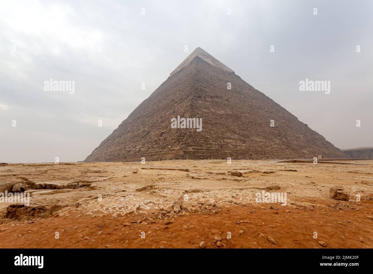 Vue sur le plateau de Gizeh et la Grande Pyramide de Gizeh ou Pyramide de Khufu par temps brumeux. Banque D'Images