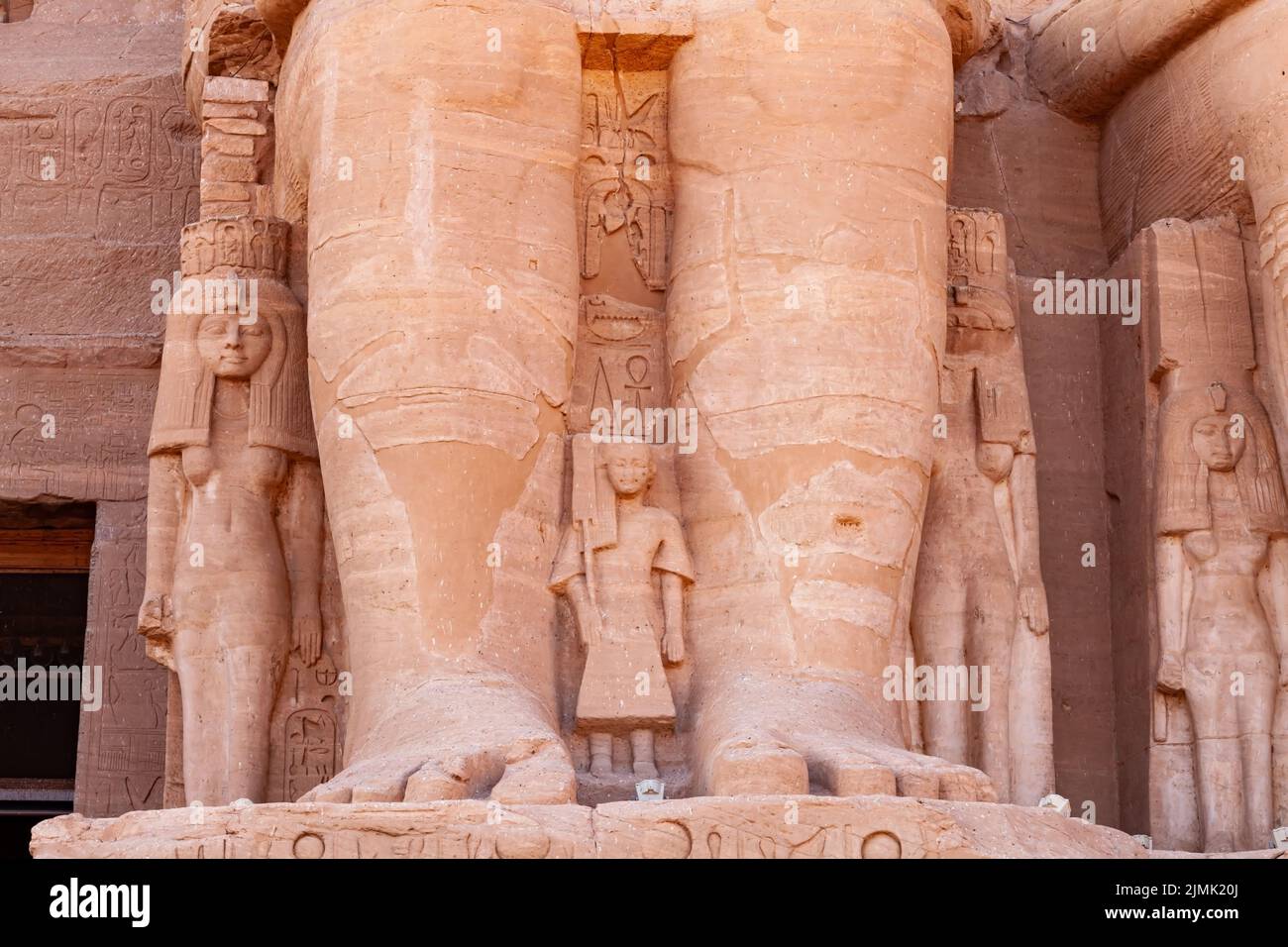 Vue de la partie jambe des Ramses II assis au Grand Temple de Ramses II à Abu Simbel. Banque D'Images