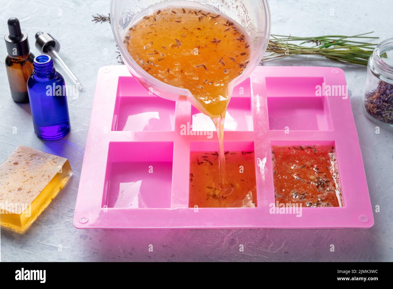 Savon fait main, le processus de fabrication. Cosmétiques biologiques naturels de bricolage Banque D'Images