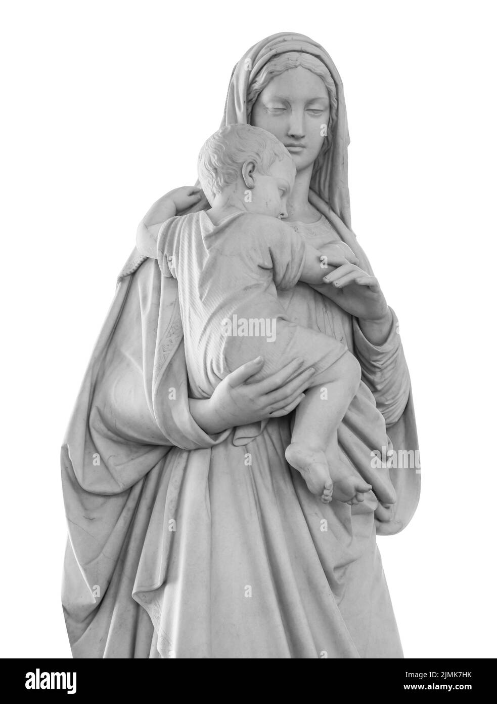 Ancienne statue de la mère Vigile Marie portant le bébé Jésus isolé sur fond blanc avec chemin d'écrêtage. La religion sculpte Banque D'Images