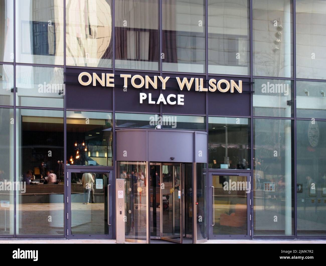 Panneau au-dessus de l'entrée du centre d'affaires One tony wilson place dans le centre-ville de manchester Banque D'Images