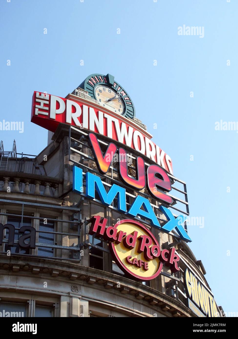 Des panneaux indiquent des horloges sur le bâtiment printworks et le complexe de divertissement dans le centre-ville de manchester Banque D'Images