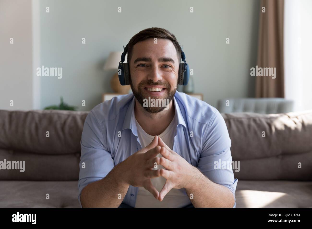 Le casque Man Wear regarde la caméra participe à la diffusion en ligne Banque D'Images