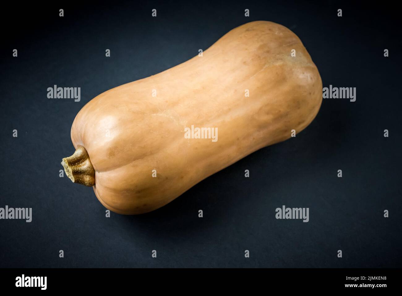 Courge musquée isolée sur fond noir Banque D'Images