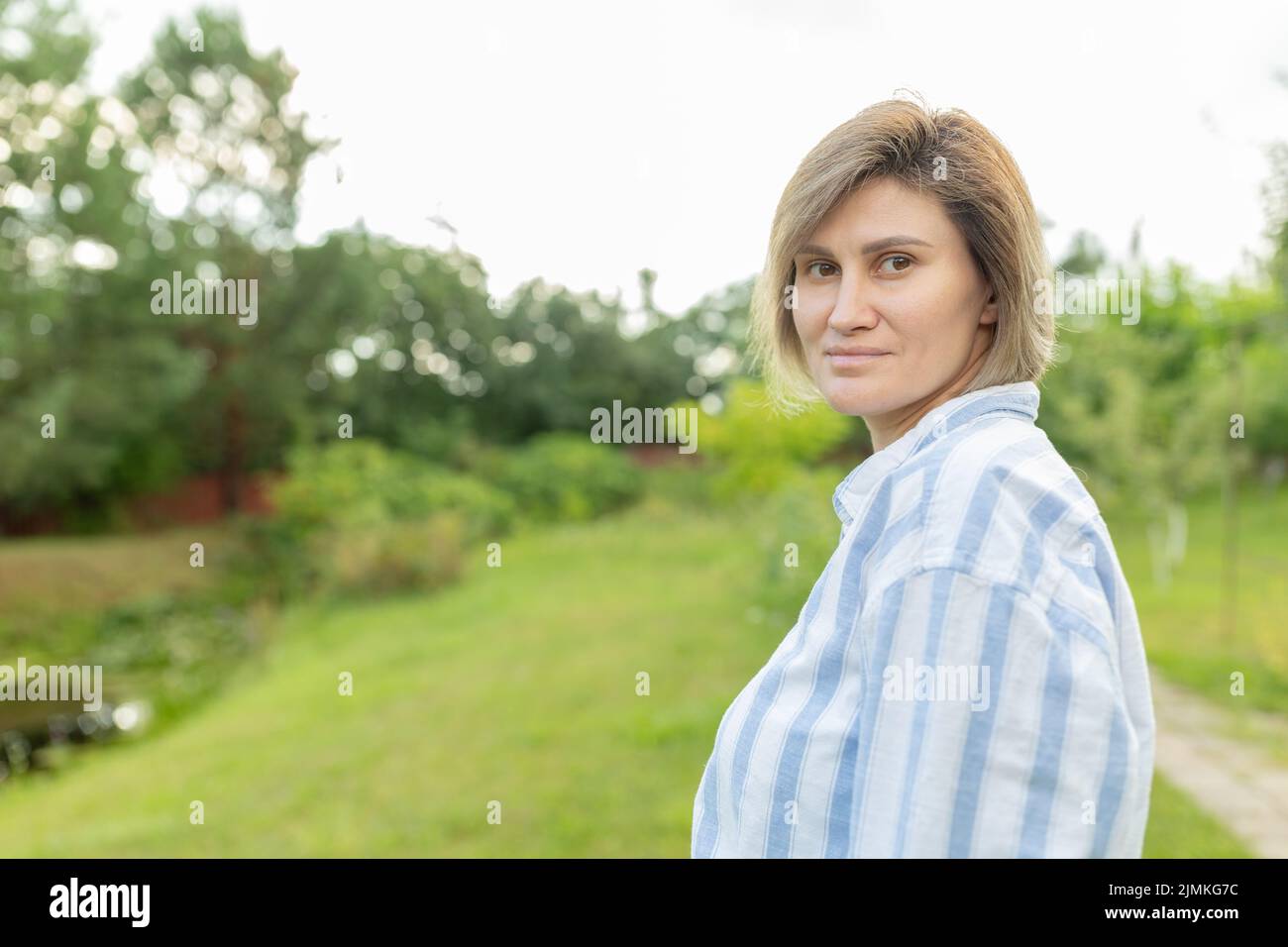 portrait d'une femme souriant dans le jardin. Copier l'espace Banque D'Images