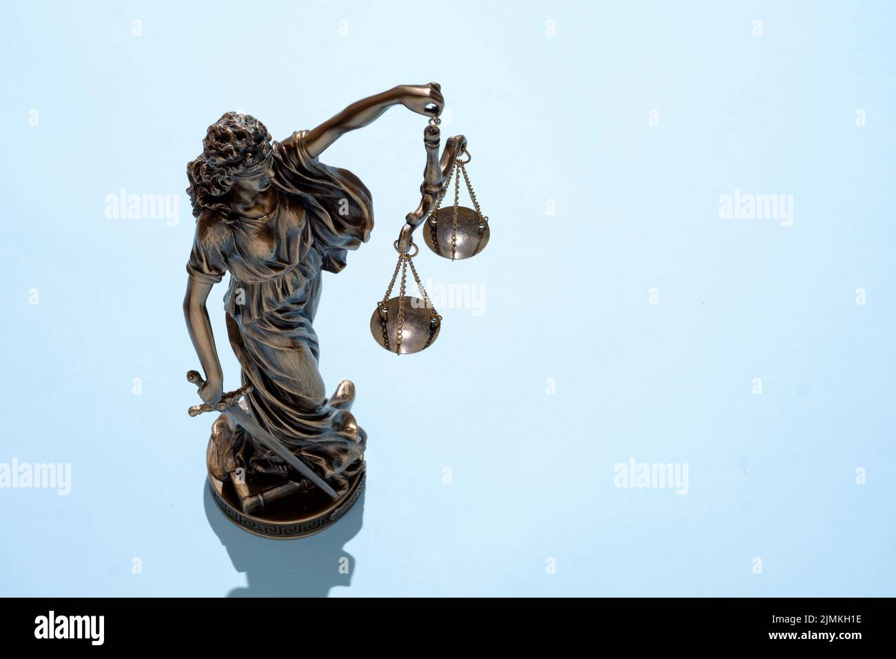 La statue de THEMIS est un symbole du tribunal de la liberté du verdict de crime avec des balances sur fond bleu pastel lumineux et de gagner de l'espace. Banque D'Images