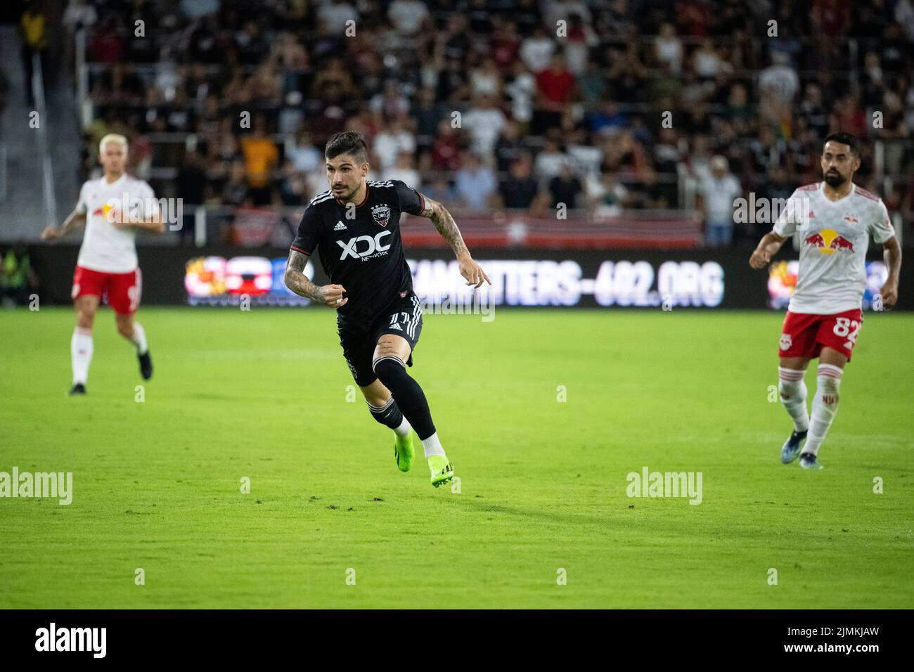 Washington, États-Unis. 06th août 2022. United Forward Taxiarchis Fountas sprints pour le ballon, lors d'un match de football de DC United contre New York Red Bulls Major League, à Audi Field, à Washington, DC, le samedi, 6 août 2022. Le jeu s'est terminé par un tirage au sort de 0-0, DC United restant à la dernière place de la Conférence de l'est après le résultat. (Graeme Sloan/Sipa USA) Credit: SIPA USA/Alay Live News Banque D'Images