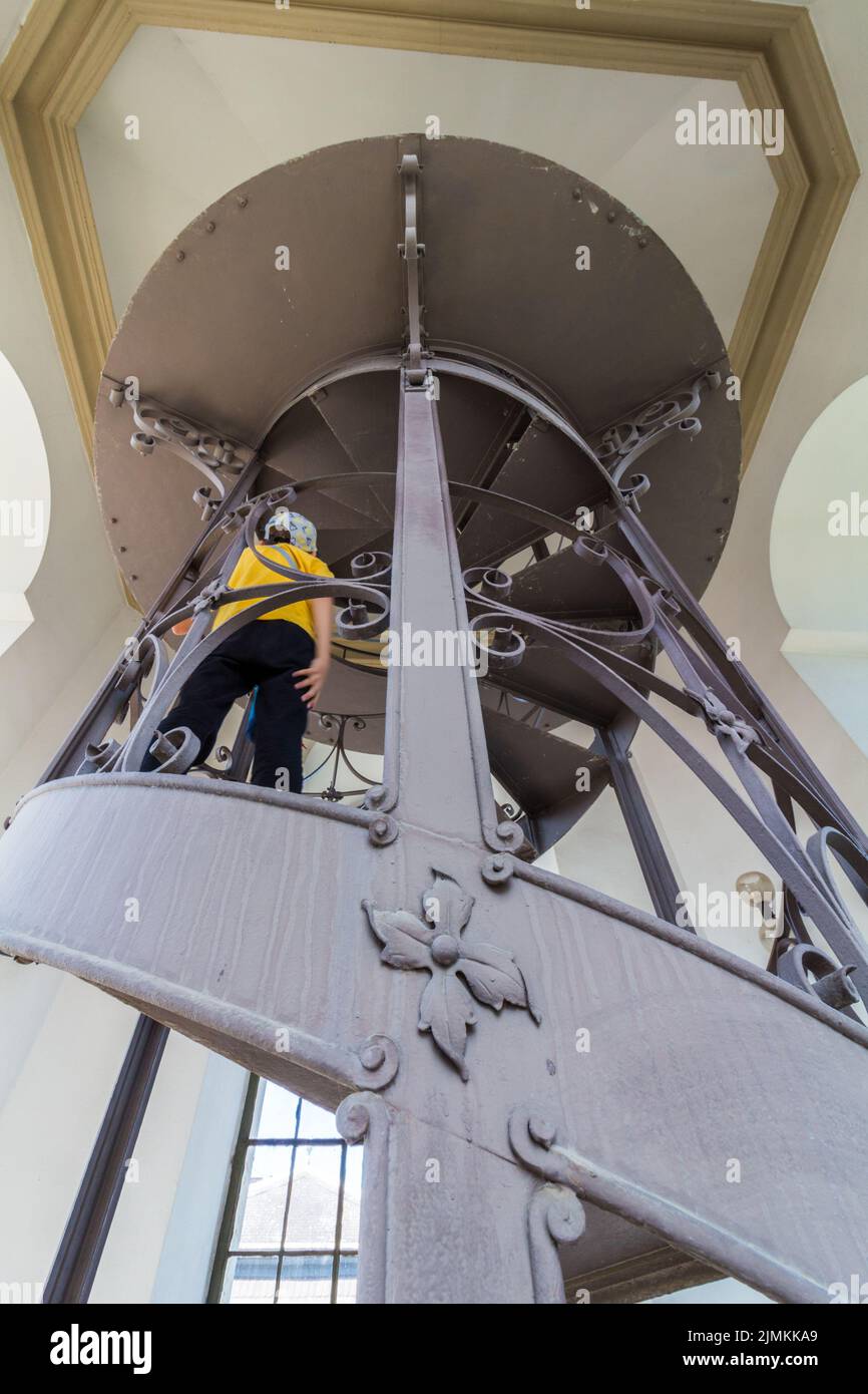 Enfant monter l'escalier en colimaçon de la tour du Musée du Palais Helikon (Palais des Festétiques), Keszthely, Hongrie Banque D'Images