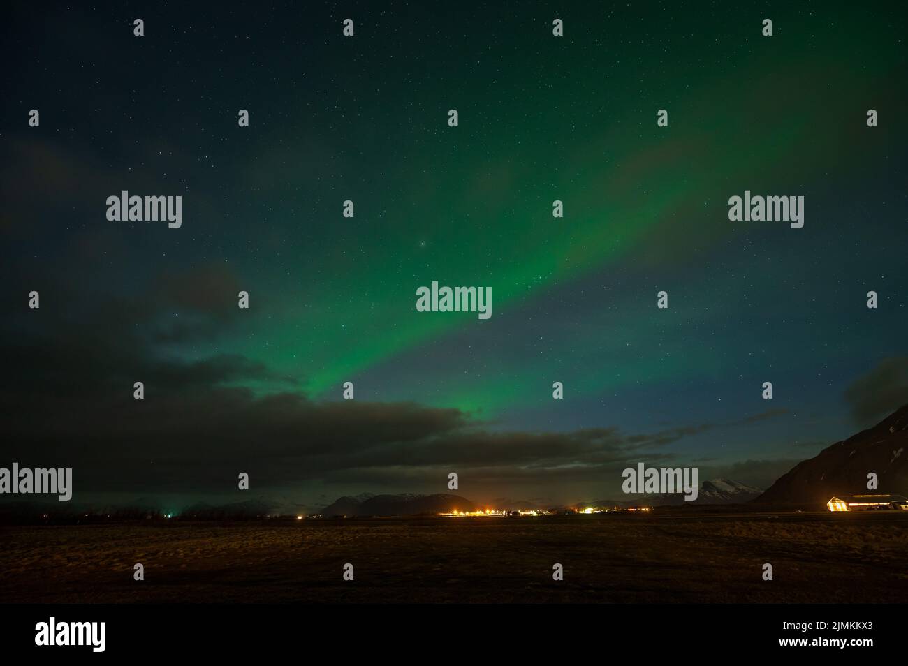 Lumières vertes du nord dans le ciel de l'Islande, près de Hofn Banque D'Images