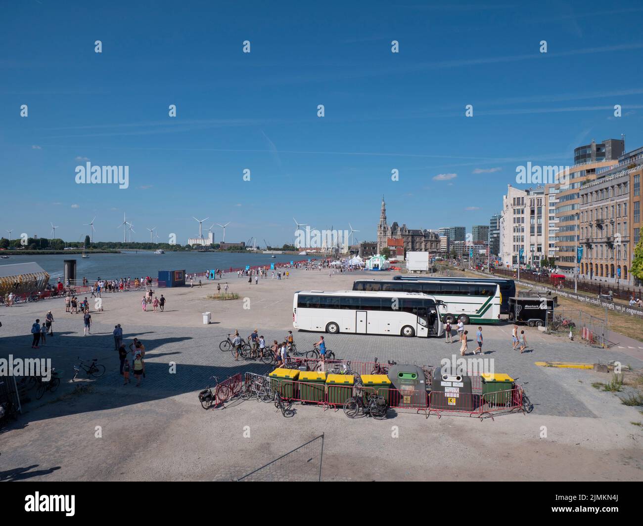 Anvers, Belgique, 24 juillet 2022, paysage urbain avec de nombreux touristes sur les quais de l'Escaut à Anvers Belgique Banque D'Images