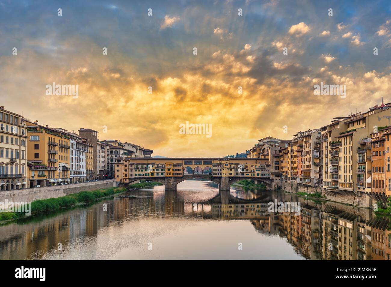 Florence Italie, horizon de la ville au lever du soleil au pont Ponte Vecchio et au fleuve Arno, Toscane Italie Banque D'Images