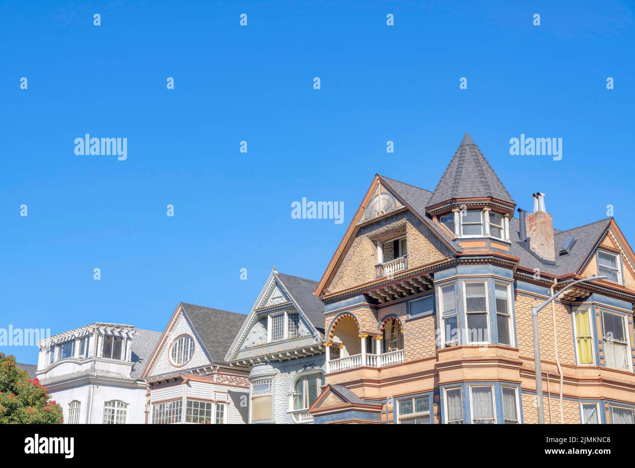 Toit de maisons de campagne françaises contre le ciel bleu clair à San Francisco, Californie. Structures de bâtiments résidentiels avec finitions ornées. Banque D'Images