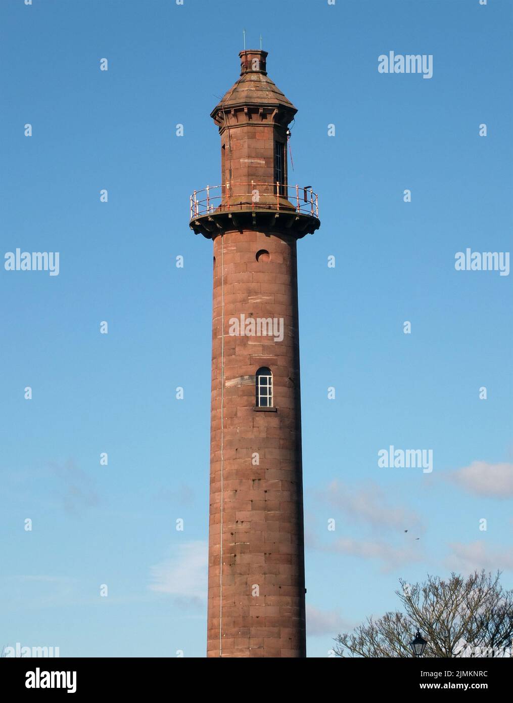 Vue sur le phare en pierre de 19th siècles de fleetwood lancashire Banque D'Images