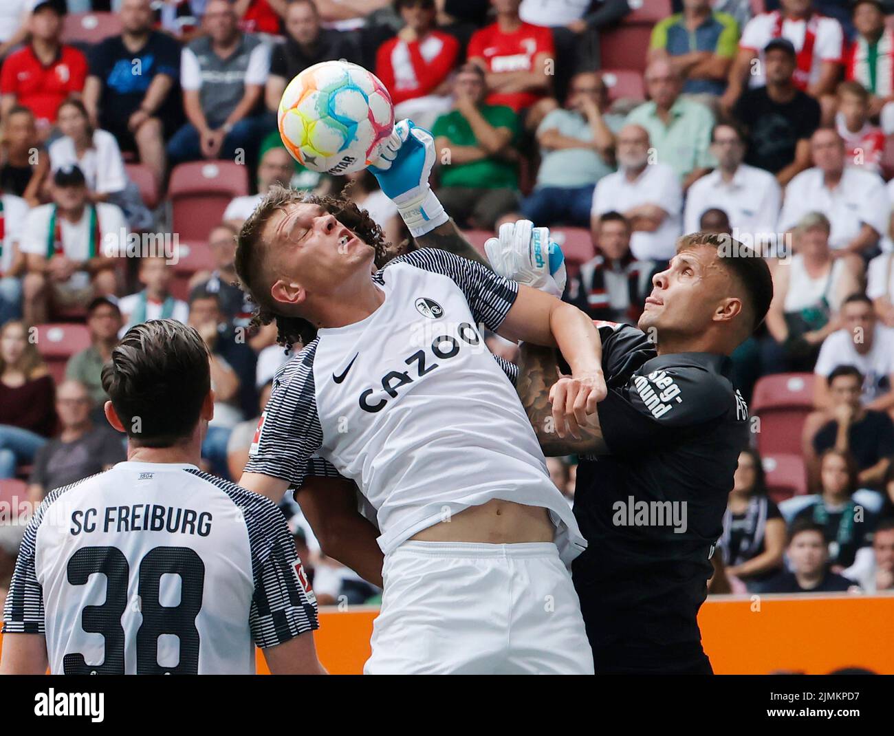 Augsbourg, Allemagne. 6th août 2022. Le gardien de but du FC Augsbourg, Rafal Gikiewicz (R), fait une économie lors du match de football allemand de la première division Bundesliga entre le FC Augsburg et SC Freiburg à Augsbourg, en Allemagne, le 6 août 2022. Credit: Philippe Ruiz/Xinhua/Alay Live News Banque D'Images