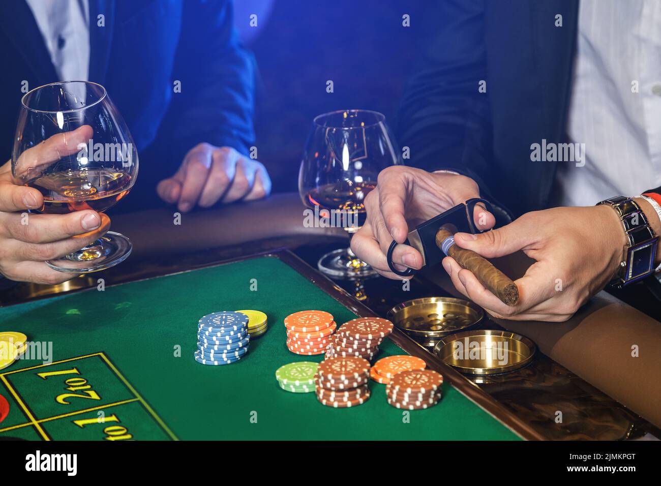 L'homme est la Coupe cigare dans le casino Banque D'Images