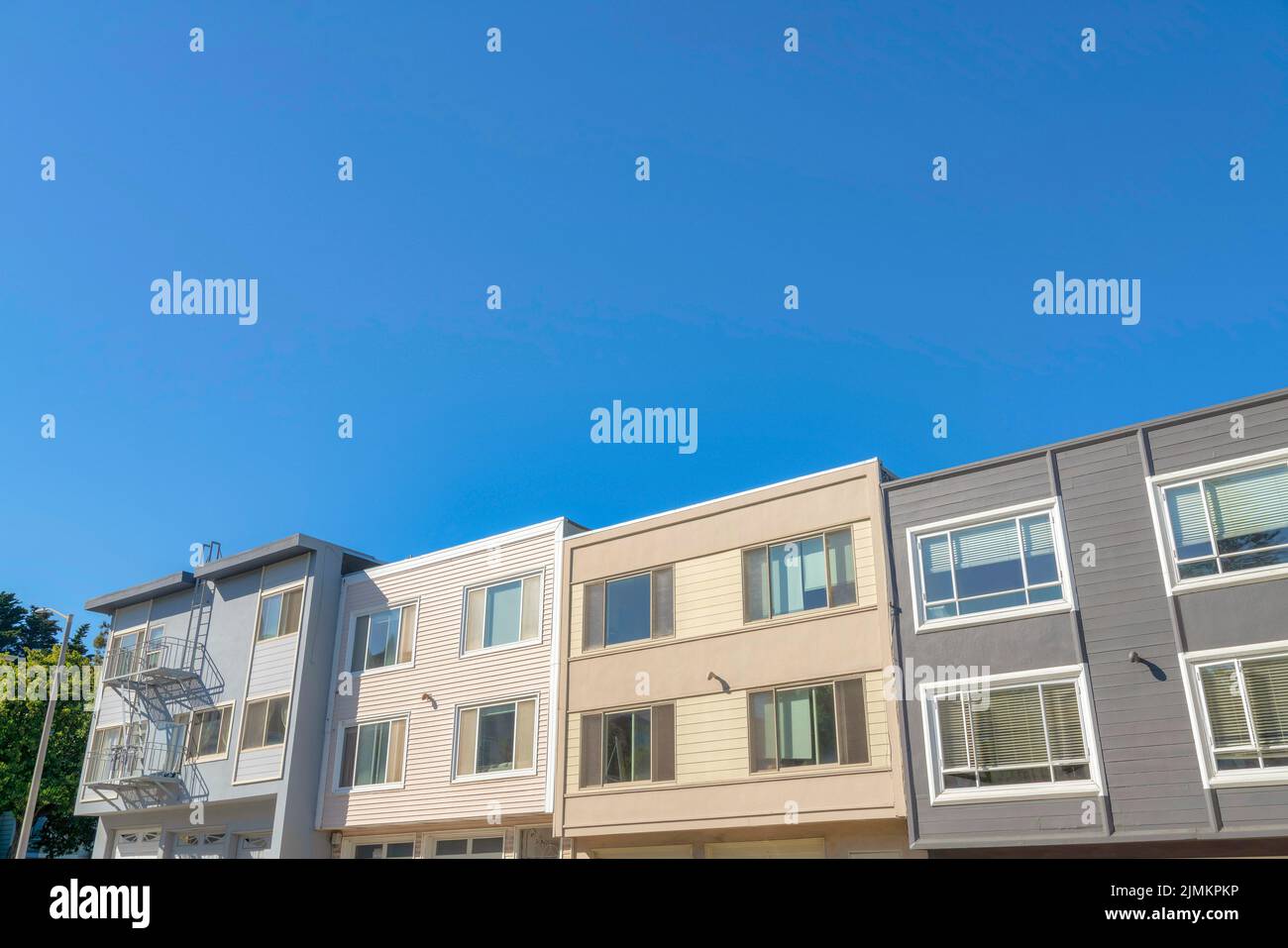 Complexes maisons en boîte à San Francisco, Californie avec fenêtres panoramiques. Il y a quatre maisons aux couleurs beige et gris et une maison sur la gauche avec em Banque D'Images