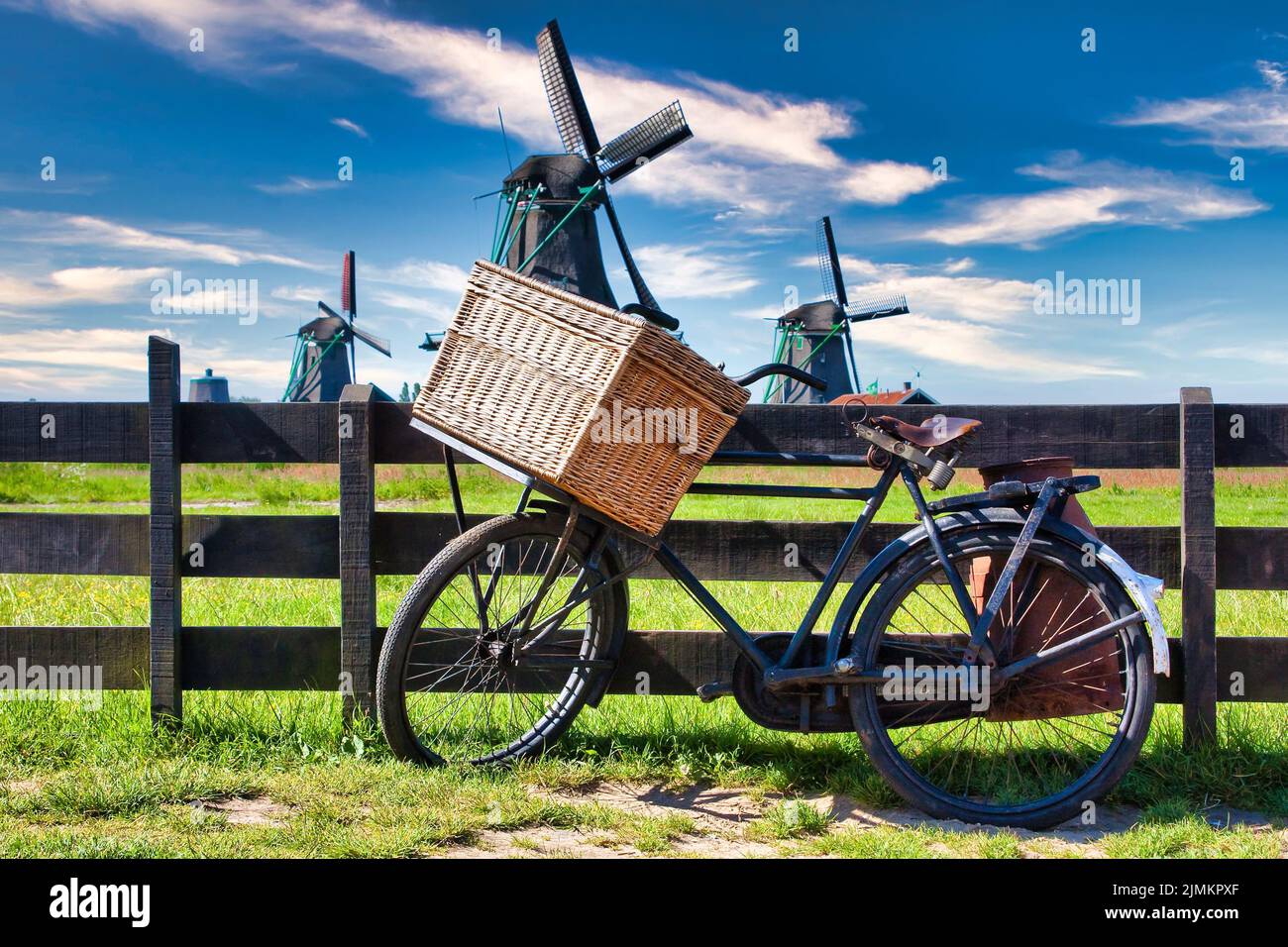 Vélo avec moulin à vent et fond bleu ciel.Paysage pittoresque à proximité d'Amsterdam aux pays-Bas. Banque D'Images