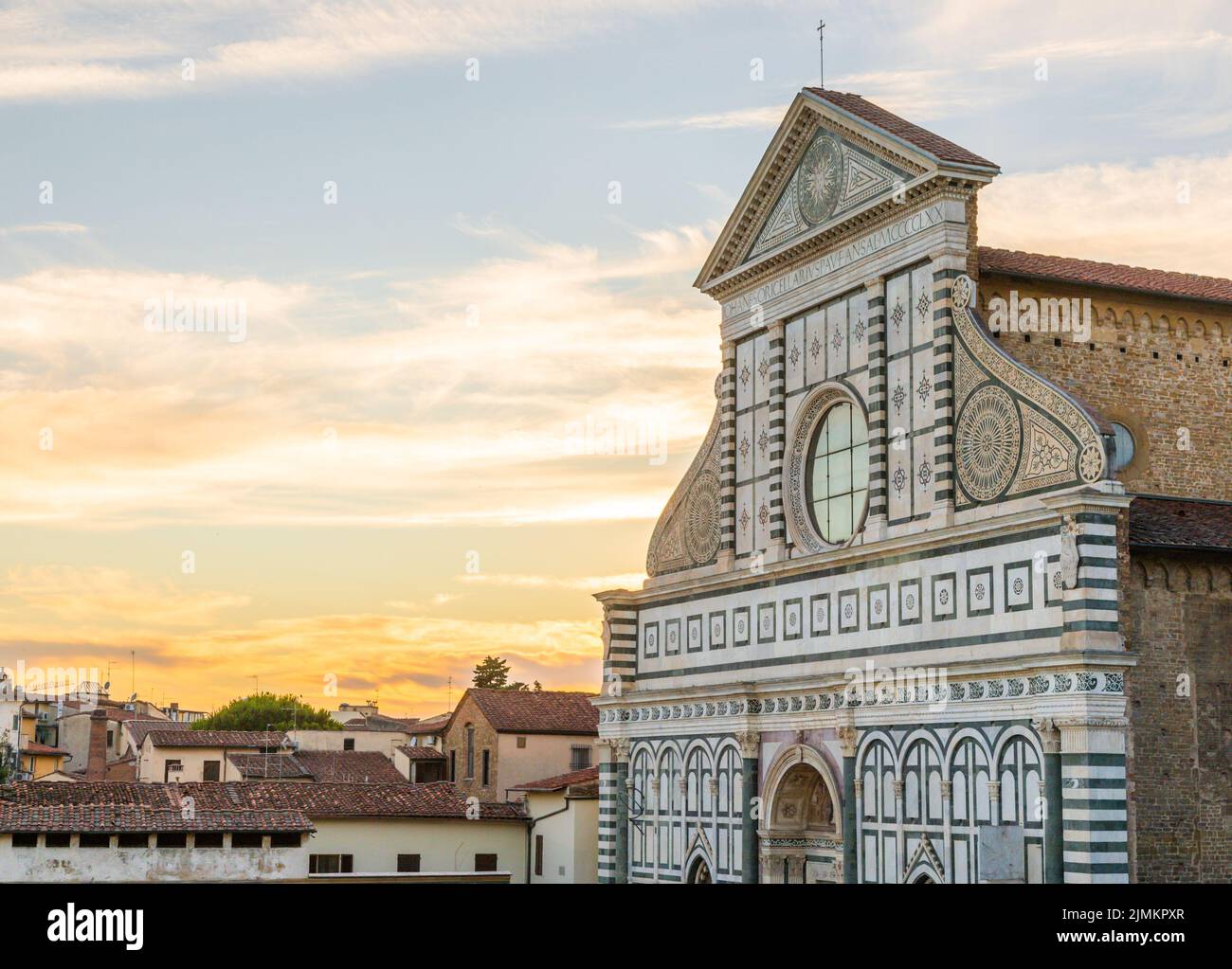 Florence, Italie. Lumière du coucher du soleil sur Santa Maria Novella - Eglise Sainte Marie - personne et espace de copie. Banque D'Images