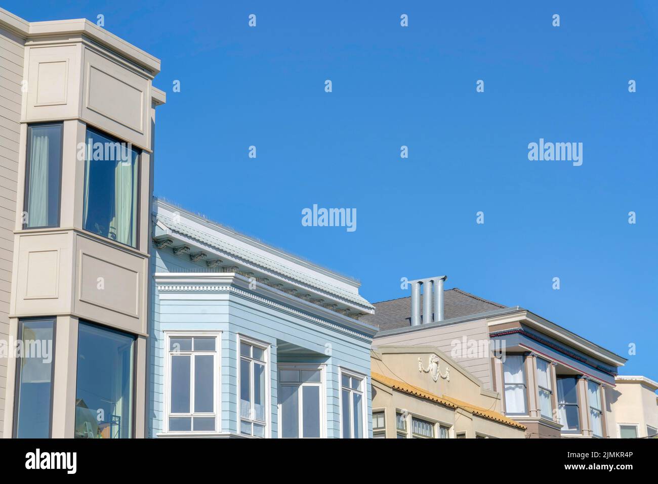 Bâtiments résidentiels dans une vue de bas angle avec différents designs et extérieur à San Francisco, CA. Vue de la partie supérieure du quartier contre le clair Banque D'Images