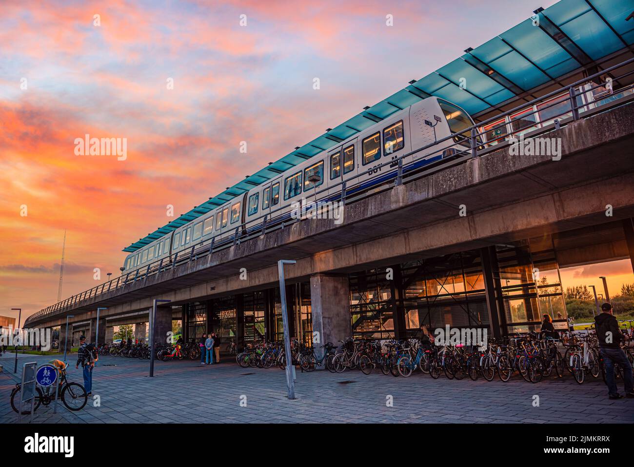 Le métro se trouve à la station de transit rapide de la ligne M1 Dr Byen contre le coucher du soleil. Copenhague, Danemark Banque D'Images