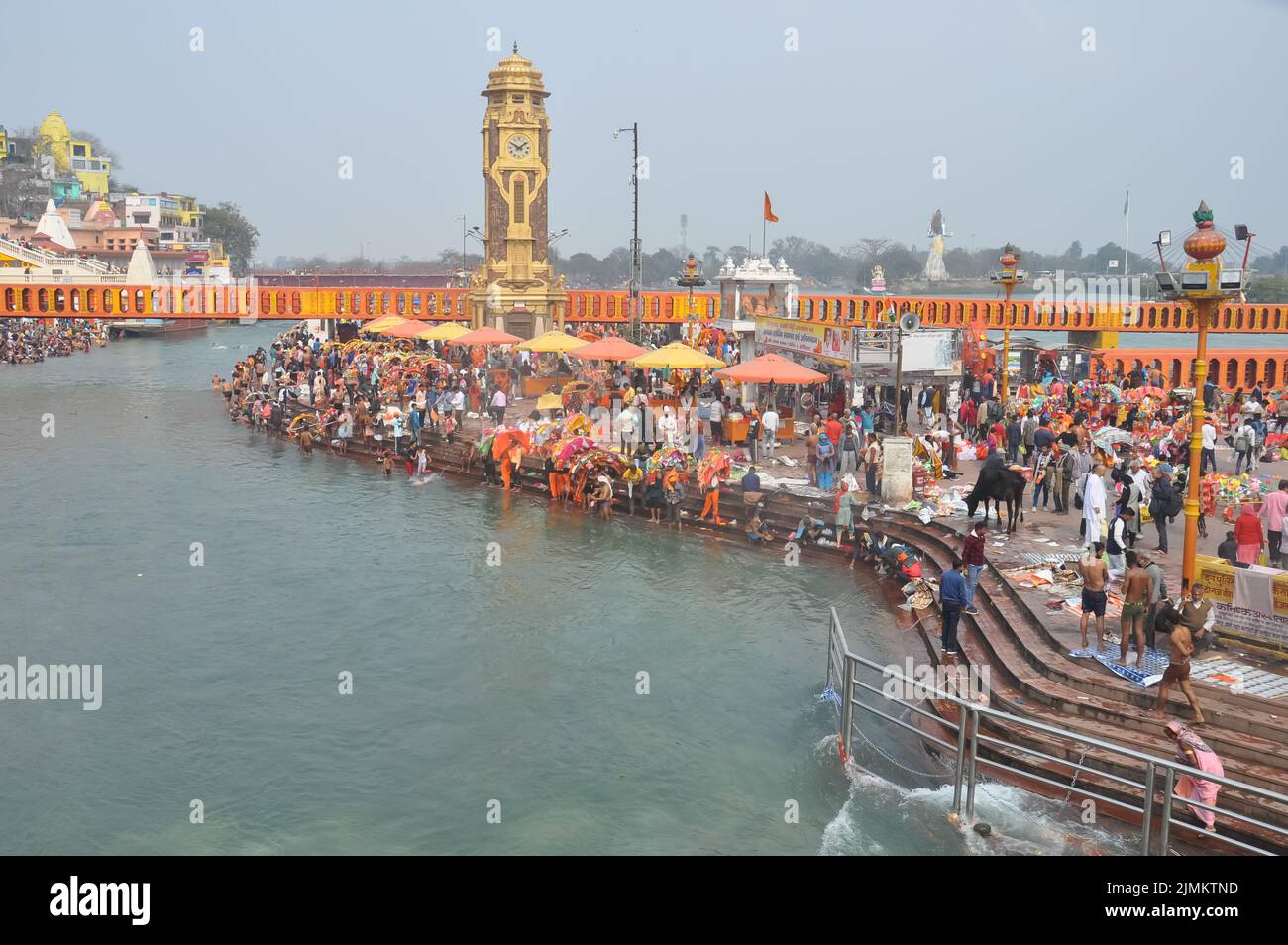 Haridwar, Uttarakhand, Inde - 02 25 2022: Les gens qui prennent le bain dans le fleuve Saint Ganga à Har Ki Pauri Ghat pendant Maha Shivratri et Kanwar Yatra. Banque D'Images