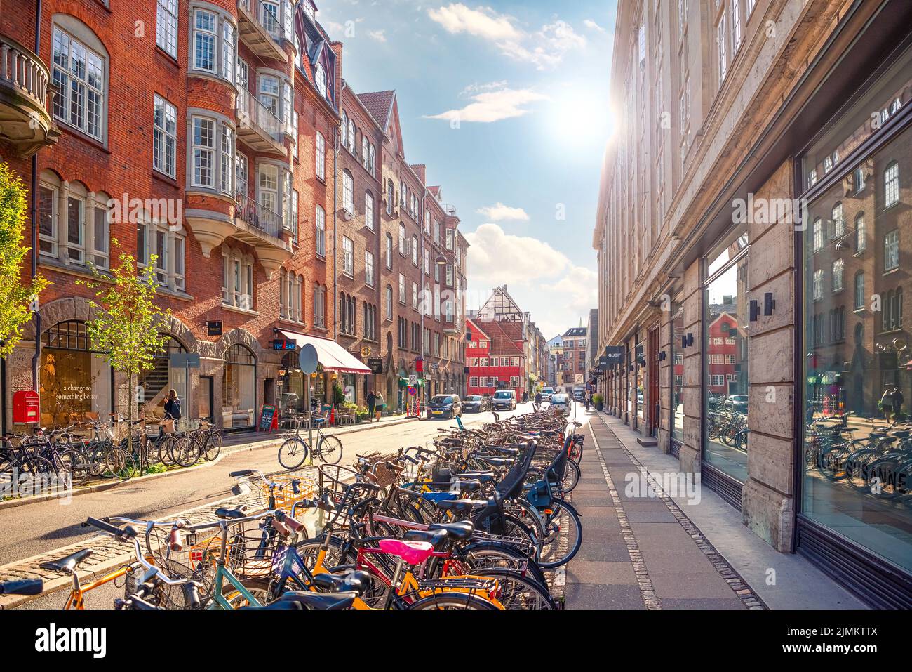 Beaucoup de vélos garés sur une étroite vieille rue Minter MÃ¸ntergade dans la vieille ville de Copenhague, Danemark Banque D'Images