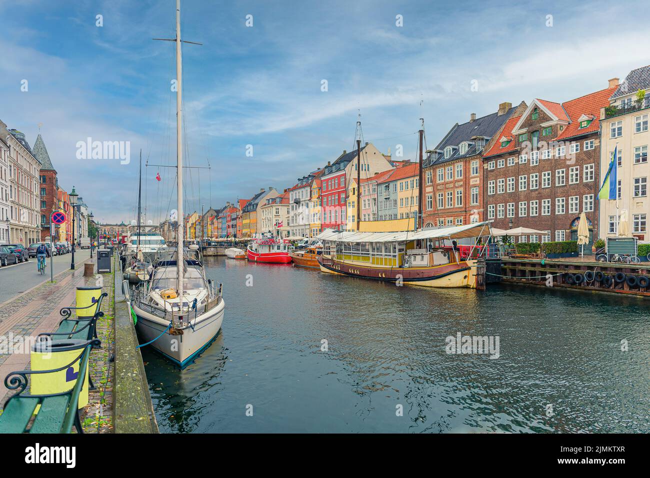 De nombreux vieux bateaux, yachts et navires se trouvent le long du canal de Nyhavn et des maisons colorées. Copenhague, Danemark Banque D'Images