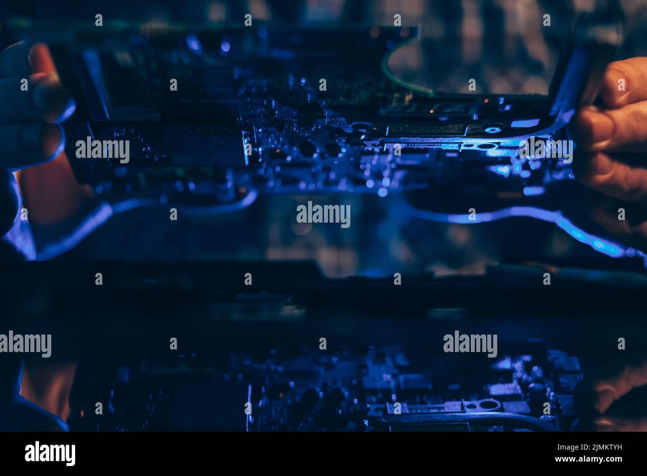 le technicien de maintenance des composants électroniques est entre les mains du technicien Banque D'Images