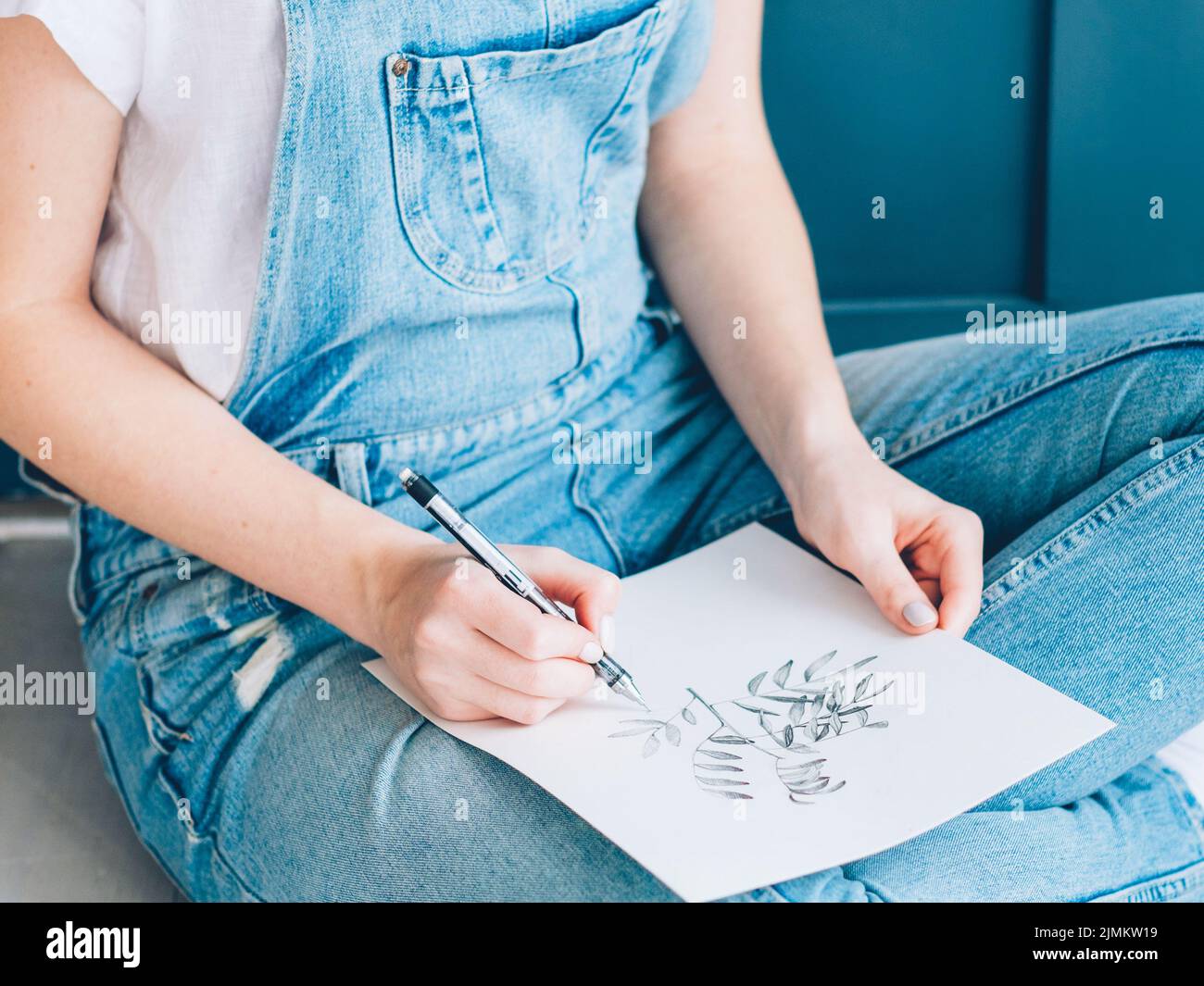 artiste créative de loisirs esquissant des plantes Banque D'Images