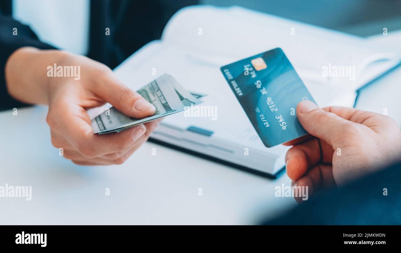 transfert d'argent homme échangeant de l'argent comptant par carte de crédit Banque D'Images