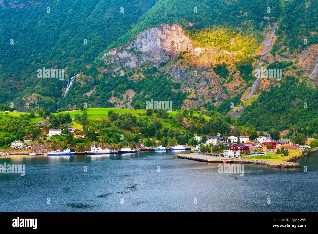 Village norvégien et paysage de fjord à Flam Banque D'Images