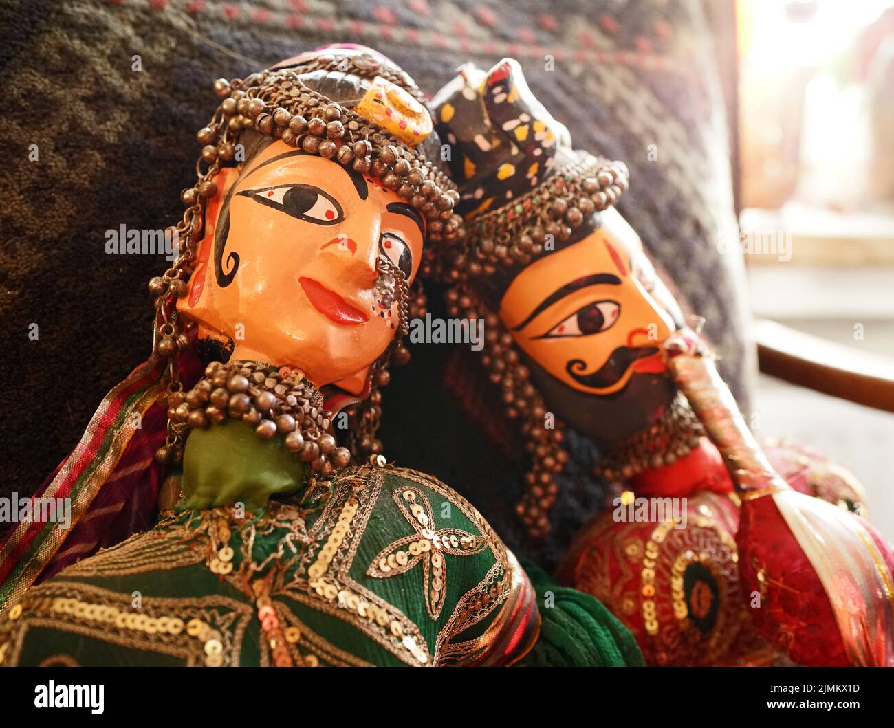 Les têtes de deux marionnettes originales d'art folklorique indien. Ils sont réparés, puisque les têtes sont tombées presque des corps quand nous les avons trouvés Banque D'Images
