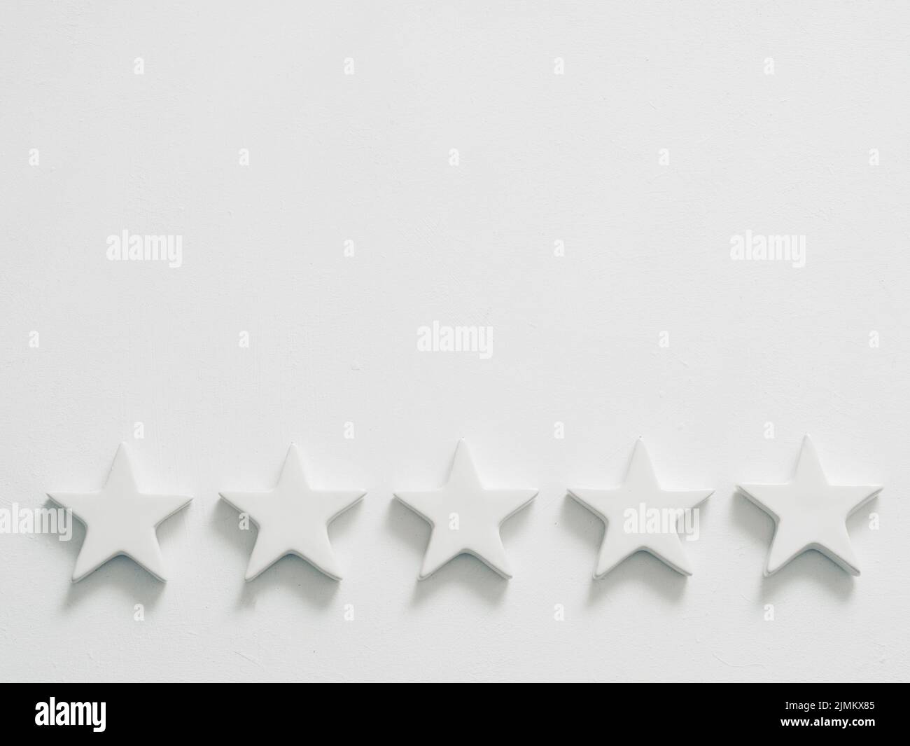 note de qualité cinq étoiles rangée fond blanc Banque D'Images