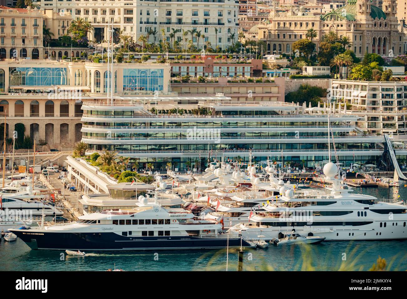 Monaco, Monte Carlo, 21 août 2017 : vue aérienne du port Hercules au coucher du soleil, les méga yachts sont amarrés dans le port de plaisance près du club de yacht de Banque D'Images