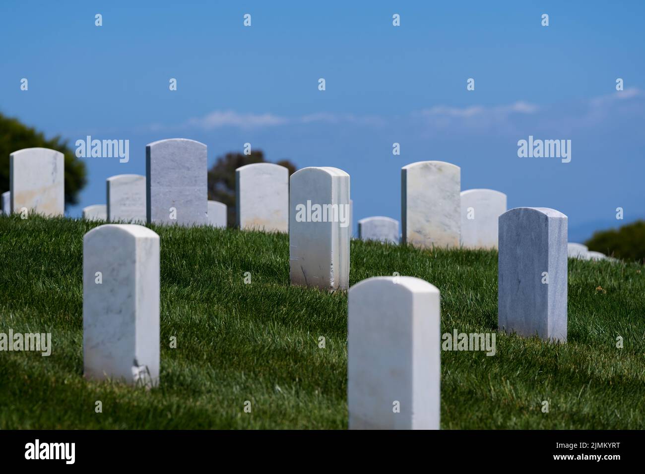 Vue tranquille du cimetière militaire américain célébrant la fête des anciens combattants Banque D'Images