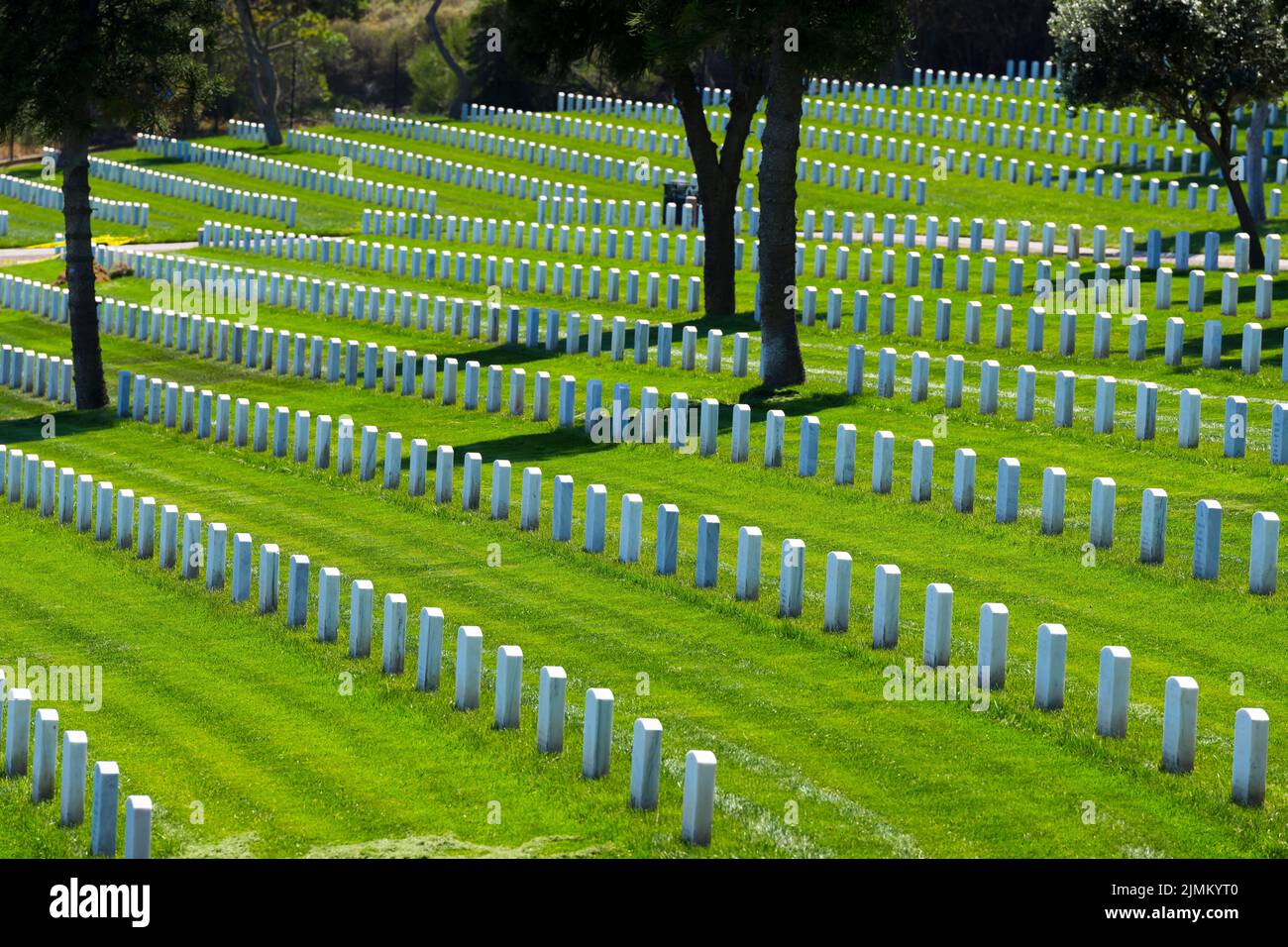 Vue tranquille du cimetière militaire américain célébrant la fête des anciens combattants Banque D'Images