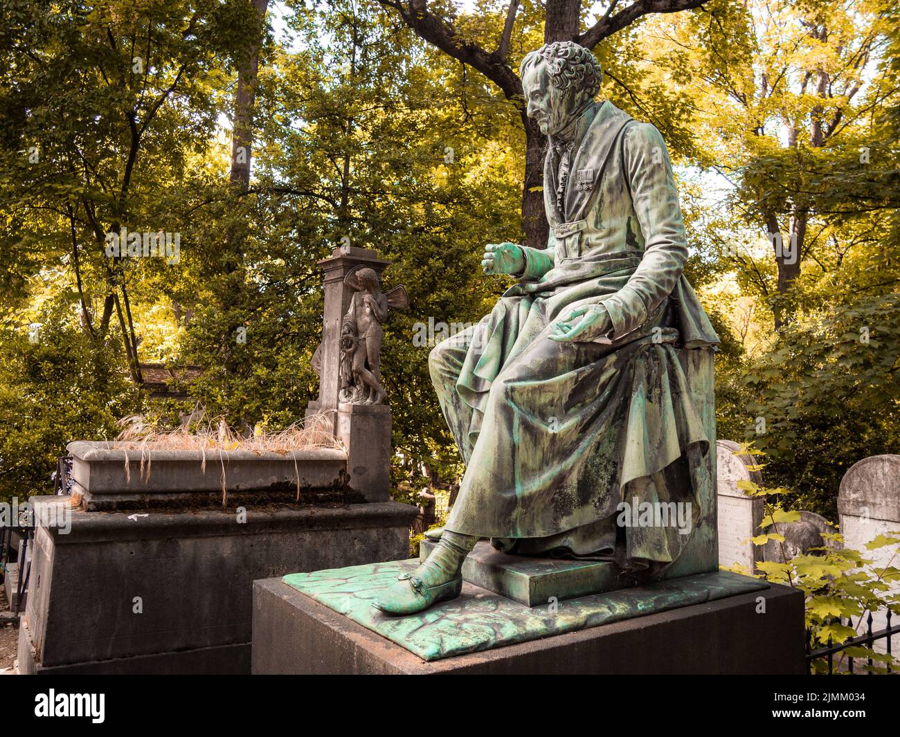 Statue sur la tombe de vivant Denon dans le célèbre cimetière du Père Lachaise à Paris, France. Le cimetière est une destination touristique célèbre. 6 juin 2022. Banque D'Images