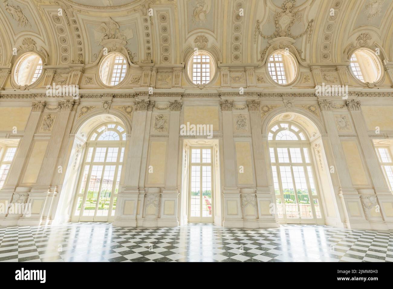 Couloir avec sol en marbre de luxe.Beaucoup d'élégance pour cet intérieur italien à Venaria Reale, région Piémont - ITA Banque D'Images