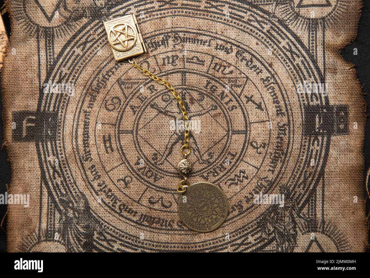 Arrière-plan de sorcellerie ésotérique ancien. Occultims et paganisme ancien symbole, avec mystérieux runes alphabet Banque D'Images