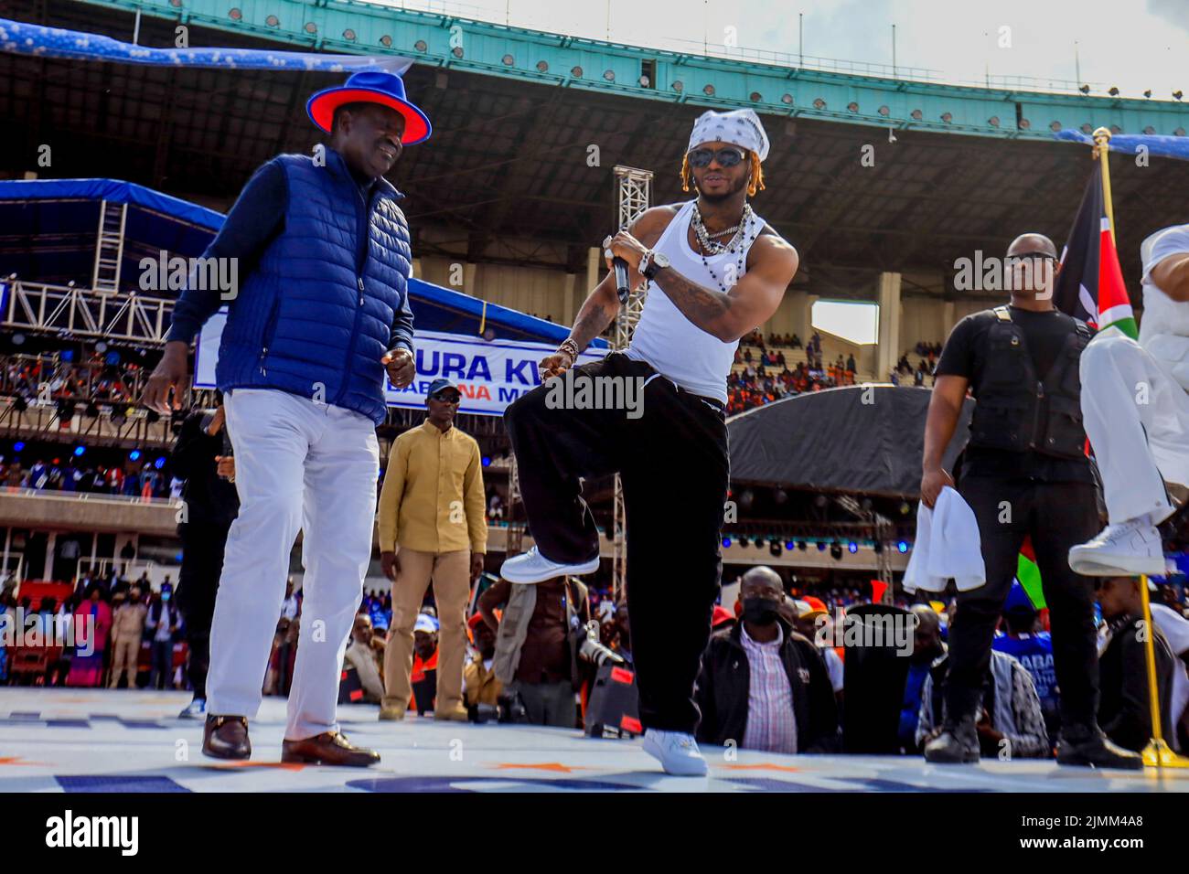 Nairobi, Kenya. 6th août 2022. Azimio la Umoja, candidate à la présidence, Raila Odinga (L), et l'artiste tanzanien bongo flava, Diamond Platnutz, au stade Kasarani à Nairobi, au Kenya. Le rallye final Azimio la Umoja One Kenya au stade international moi-Kasarani. (Credit image: © Donwilson Odhiambo/ZUMA Press Wire) Banque D'Images